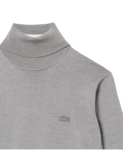 Pull en laine gris chiné avec une coupe droite et un col roulé