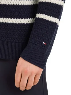 Pull en laine marine à rayures blanches avec une coupe droite et un col rond