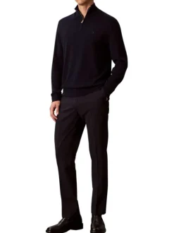 Pull en laine marine uni coupe ajustée avec un col camionneur