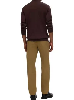 Pull en laine merinos chocolat uni avec une coupe droite et un col roulé