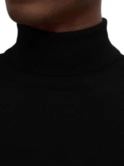 Pull en laine merinos noir uni avec une coupe droite et un col roulé