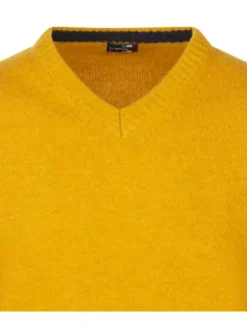 Pull en laine moutarde uni avec des renforts aux coudes et un col en V