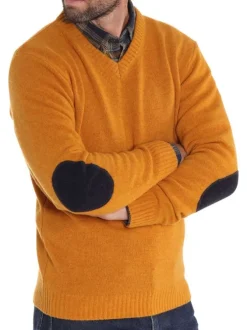 Pull en laine moutarde uni avec des renforts aux coudes et un col en V