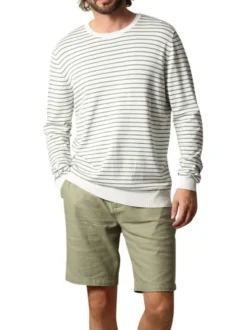 Pull fin blanc à rayures vertes sauge avec un col rond et une coupe droite