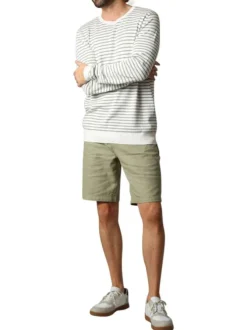 Pull fin blanc à rayures vertes sauge avec un col rond et une coupe droite