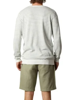 Pull fin blanc à rayures vertes sauge avec un col rond et une coupe droite