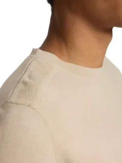 Pull fin en coton beige chiné avec une coupe droite et un col rond