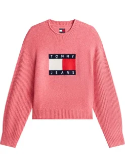 Pull framboise uni avec une coupe droite à col rond et des manches longues