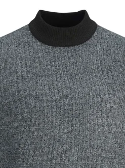 Pull gris anthracite chiné à coupe droite et à col montant noir en bord-côte
