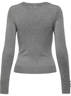 Pull gris clair uni avec une coupe droite à col rond et des boutons