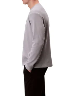 Pull gris clair uni texturé avec un petit patch brodé et à col rond