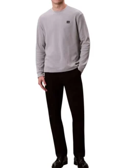 Pull gris clair uni texturé avec un petit patch brodé et à col rond