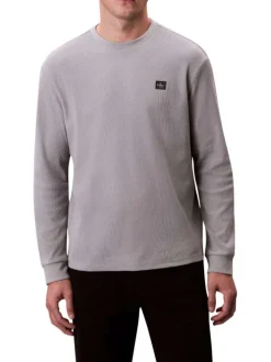 Pull gris clair uni texturé avec un petit patch brodé et à col rond