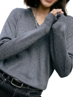 Pull gris en maille fine avec une coupe droite et des manches longues