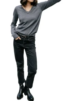Pull gris en maille fine avec une coupe droite et des manches longues