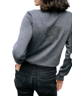 Pull gris en maille fine avec une coupe droite et des manches longues