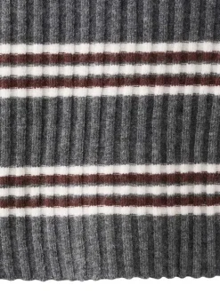Pull gris à rayures blanches avec une coupe ajustée et un col polo