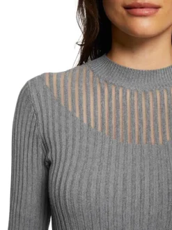 Pull gris uni avec une coupe droite à col rond et des manches longues