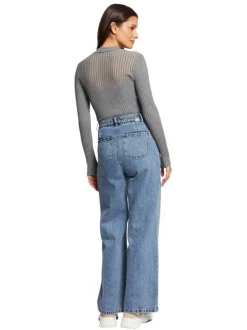 Pull gris uni avec une coupe droite à col rond et des manches longues