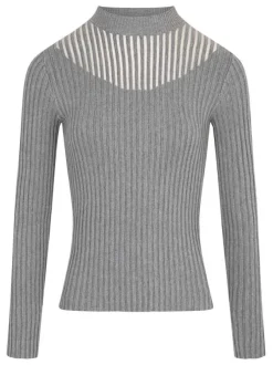 Pull gris uni avec une coupe droite à col rond et des manches longues