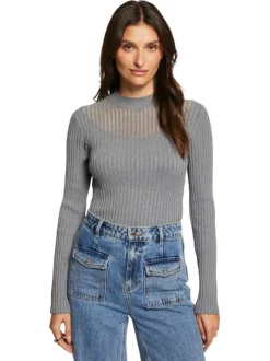 Pull gris uni avec une coupe droite à col rond et des manches longues