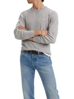 Pull gris uni avec une coupe droite un col rond et des manches longues