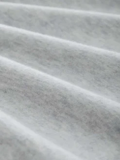 Pull gris uni coupe droite avec un col roulé et des manches longues