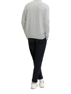 Pull gris uni coupe droite avec un col roulé et des manches longues