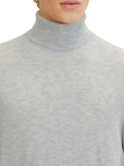 Pull gris uni coupe droite avec un col roulé et des manches longues
