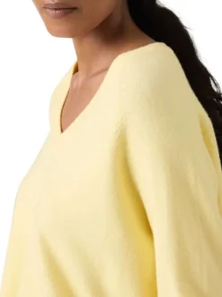 Pull jaune à coupe ajustée pourvu d'un col v et de manches longues