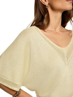 Pull jaune à coupe ample pourvu d'un col v arrondi et de manches courtes