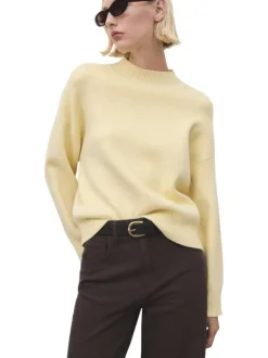 Pull jaune en maille côtelée pourvu d'un col montant et de manches longues