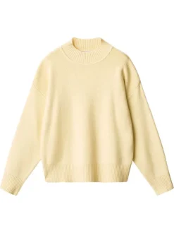 Pull jaune en maille côtelée pourvu d'un col montant et de manches longues