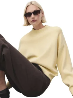Pull jaune en maille côtelée pourvu d'un col montant et de manches longues