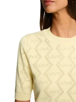 Pull jaune à motifs avec une coupe droite et des manches courtes
