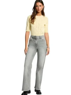 Pull jaune à motifs avec une coupe droite et des manches courtes