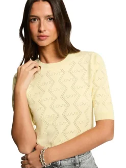 Pull jaune à motifs avec une coupe droite et des manches courtes