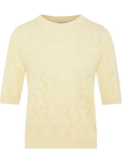 Pull jaune à motifs avec une coupe droite et des manches courtes