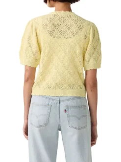 Pull jaune pourvu d'un col rond festonné et d'une fermeture boutonnée