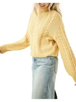 Pull jaune uni avec une coupe droite à col montant et des manches longues