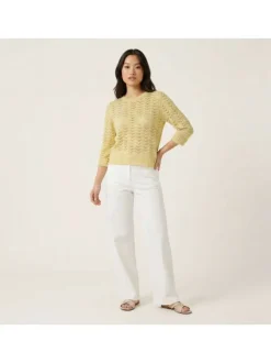 Pull jaune uni pourvu d'une coupe droite et de manches longues
