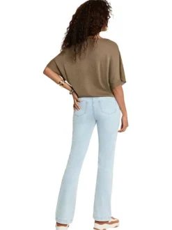 Pull kaki à coupe droite pourvu d'un col v et de manches courtes
