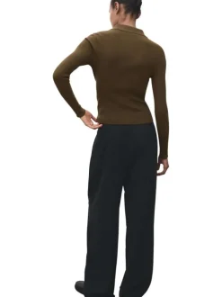 Pull kaki en maille côtelée avec une coupe ajustée et un col polo boutonné