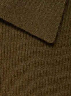 Pull kaki en maille côtelée avec une coupe ajustée et un col polo boutonné