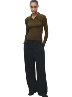 Pull kaki en maille côtelée avec une coupe ajustée et un col polo boutonné