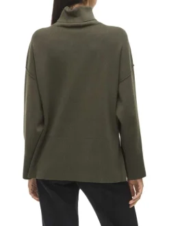 Pull kaki en maille tricotée pourvu d'un col roulé et de manches longues