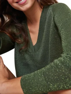 Pull kaki uni avec un col v une coupe droite et des manches longues