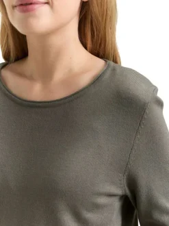 Pull kaki uni avec une coupe ajustée et des manches longues moulantes