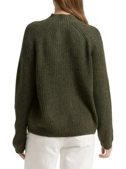 Pull kaki uni côtelé avec un col rond et des manches longues