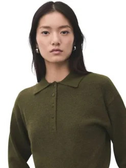 Pull kaki uni en maille fine avec une coupe droite et un col polo